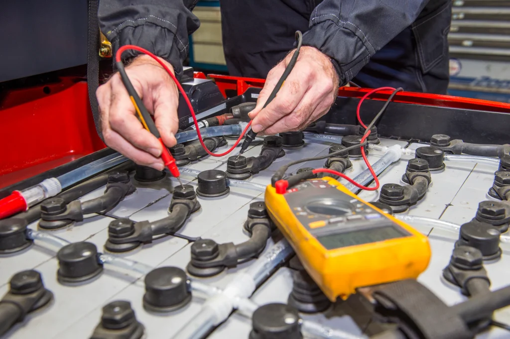 Perawatan Harian Traction Battery: Kunci Umur Panjang dan Efisiensi forklift battery maintenance